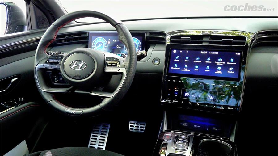 El interior del Hyundai es sobrio, está bien acabado y cuenta con un buen sistema de infoentretenimiento.