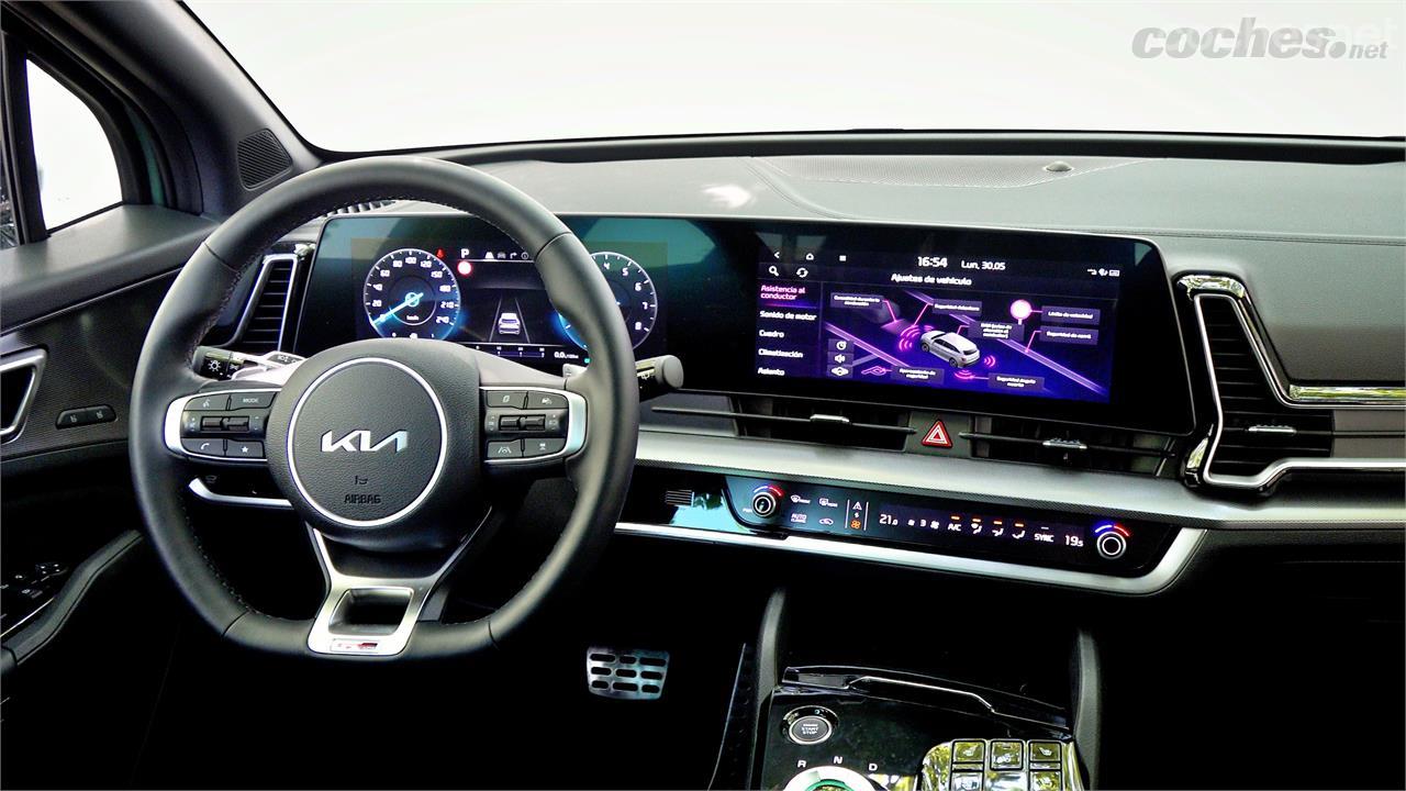 En cuanto a calidad están muy parejos, pero nos ha gustado más el interior del Sportage por su diseño de pantalla panorámica, que le otorga un plus más moderno.