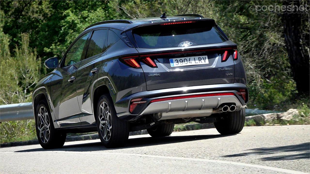 El Hyundai Tucson es un poco más confortable y está mejor insonorizado. La mecánica híbrida de 230 CV mueve muy bien al coche y además gasta poco.