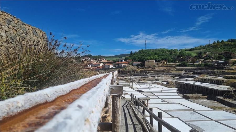 El Valle Salado de Añana, en Álava, es la fábrica de sal más antigua del mundo que todavía está en funcionamiento.
