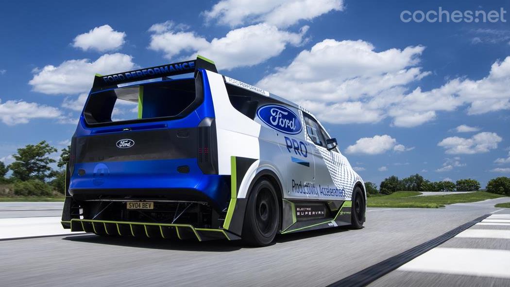The aerodynamics of the Ford Transit Pro Supervan, with the sides going inwards, like the Ford GT, and the large rear wing is spectacular.