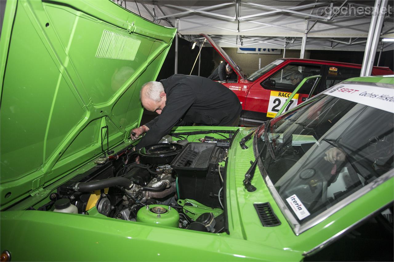 El motor del Seat 124, de 1,2 litros, se invirtió para situarse transversalmente en el vano delantero del Seat Sport 1200.