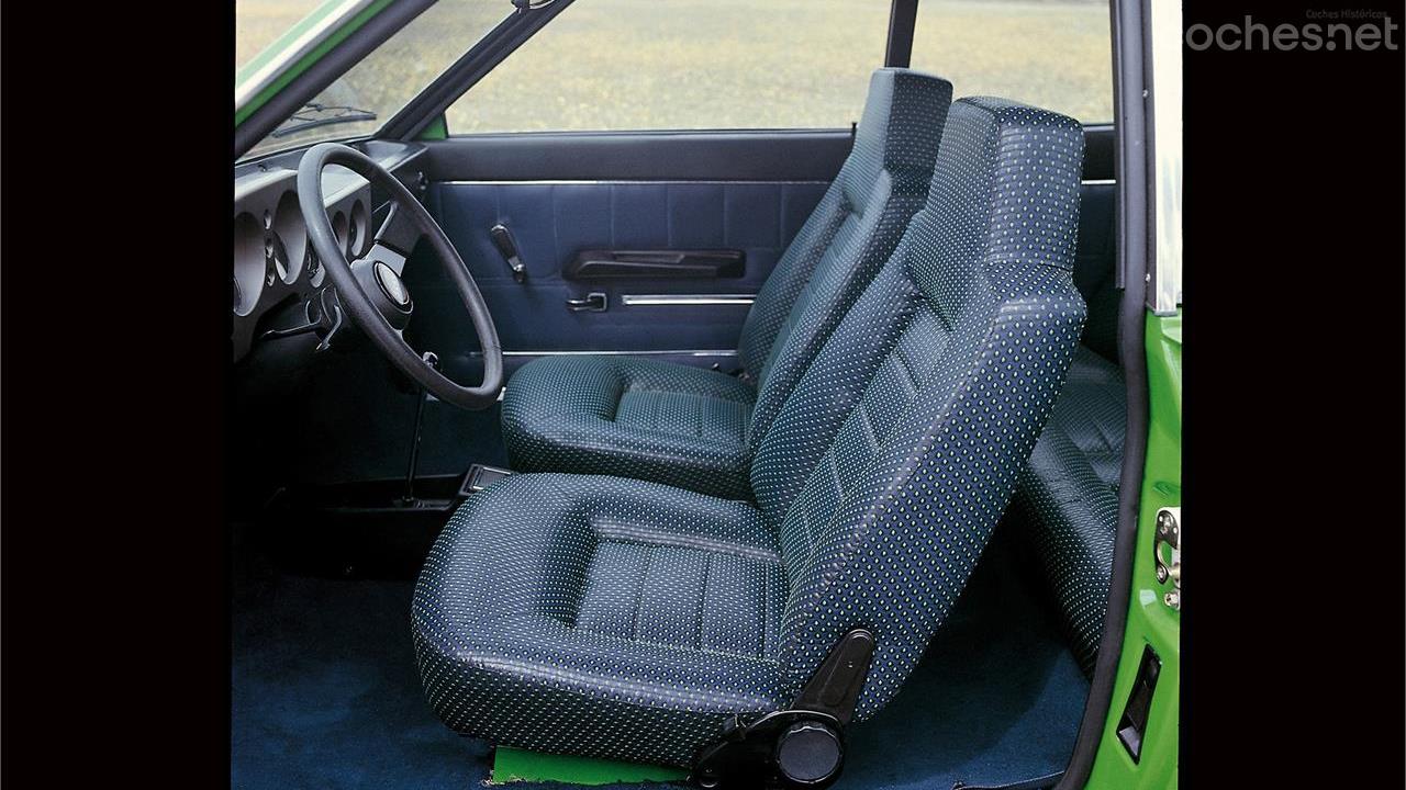 The Seat Sport 1200 had small seats and an original dashboard with a large gray piece.