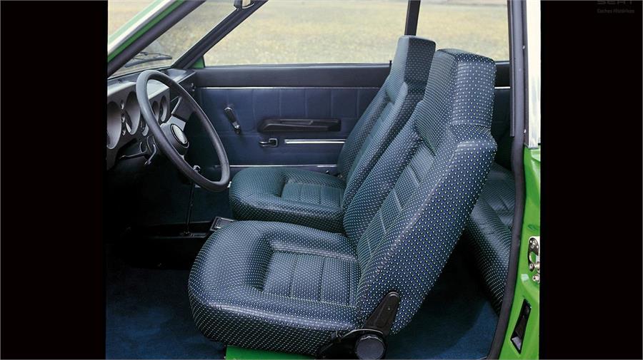 El Seat Sport 1200 tenía unos asientos pequeños y un salpicadero original, con una gran pieza gris.