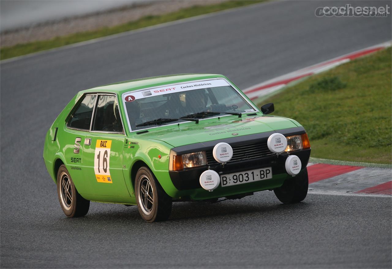 Una de las dos unidades de Seat Sport 1200 con que cuenta la colección de Coches Históricos de la marca, habitual en los rallies de clásicos.