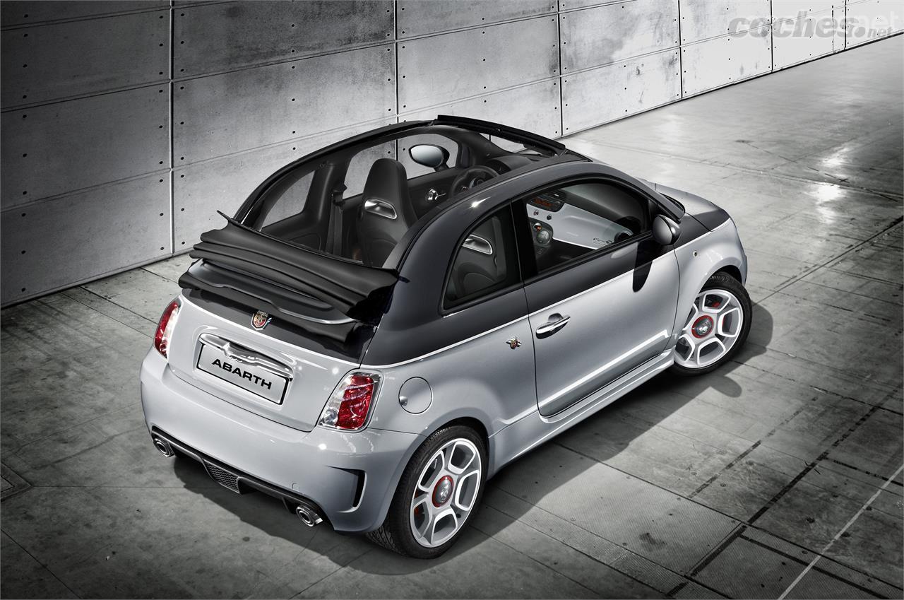 La particularidad del Abarth 500C es que las dos paredes del techo se mantienen, mientras que la capota de lona se termina escondiendo junto con la luneta posterior.