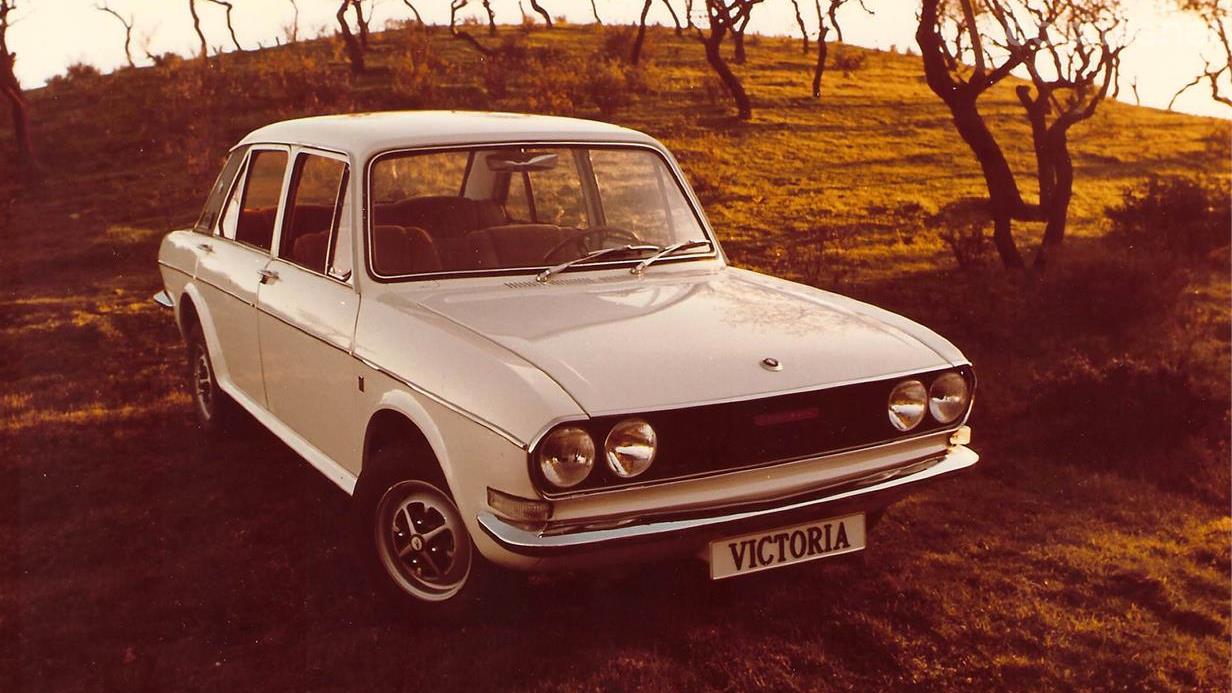 The De Luxe version of the Austin Victoria was slightly more powerful and had a front end with double round headlights to differentiate it from the Normal version.