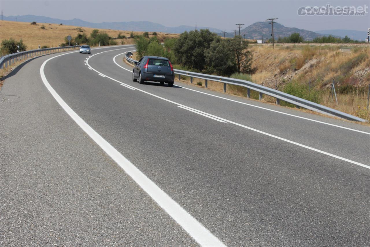 Carretera convencional en buen estado de conservación.