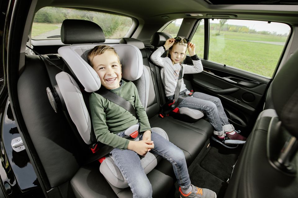 Alzadores para niños en el coche: ¿cuándo pueden usarlos?
