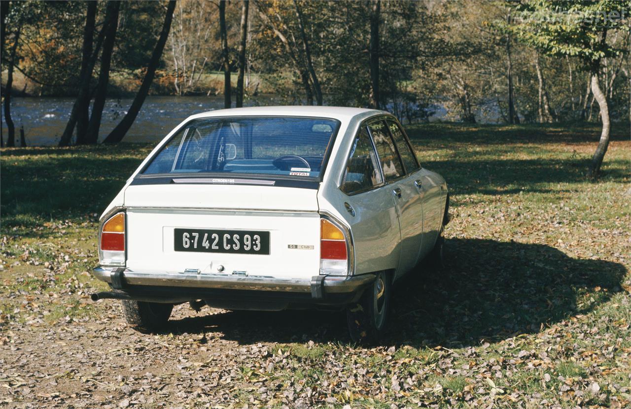 Aunque lo parezca, el Citroën GS no tenía portón trasero. La luneta estaba fija y la tapa estaba abisagrada justo debajo.