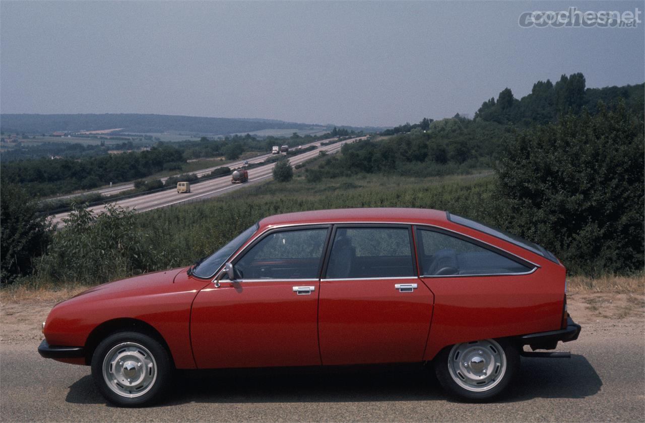 La silueta aerodinámica del Citroën GS inspiró claramente a la de su hermano mayor, el CX, que llegó al mercado en 1974.