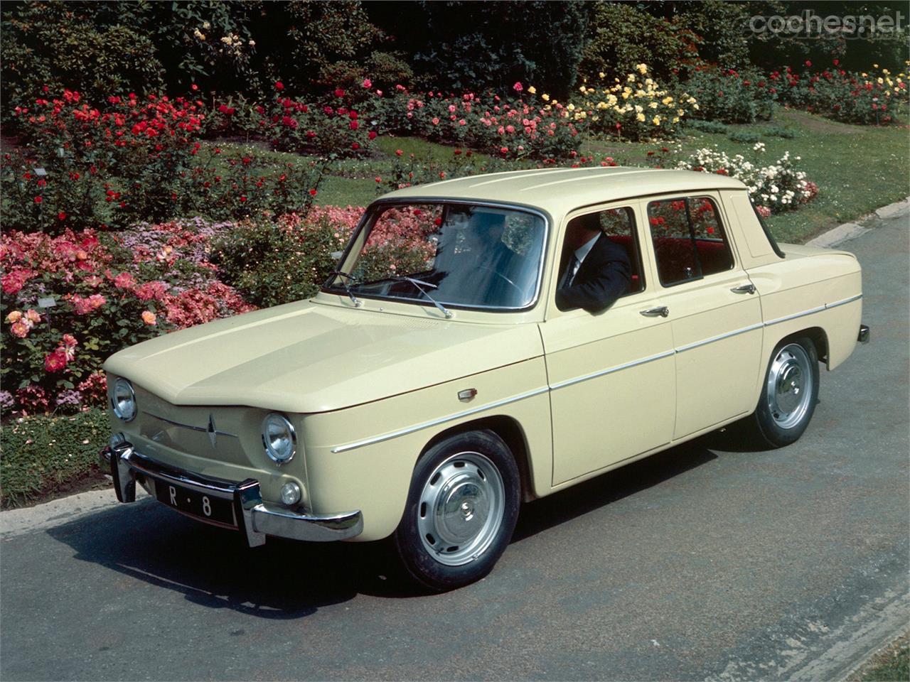 Los parachoques delanteros del Renault 8 tenían una curiosa forma para dejar espacio a la matrícula y a un cajón tras ella donde se alojaba la rueda de recambio. 