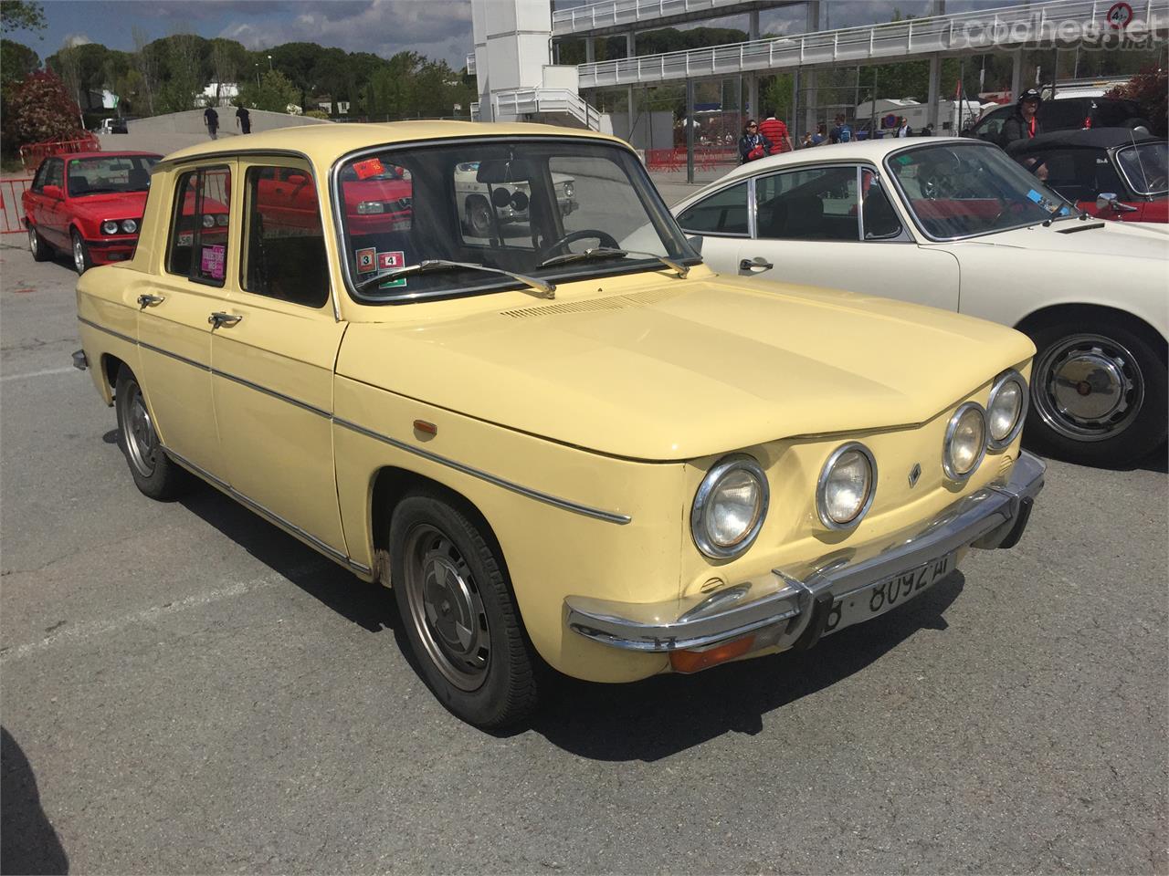 Los últimos Renault 8 españoles adoptaron un frontal con cuatro grandes faros independientemente de la versión.