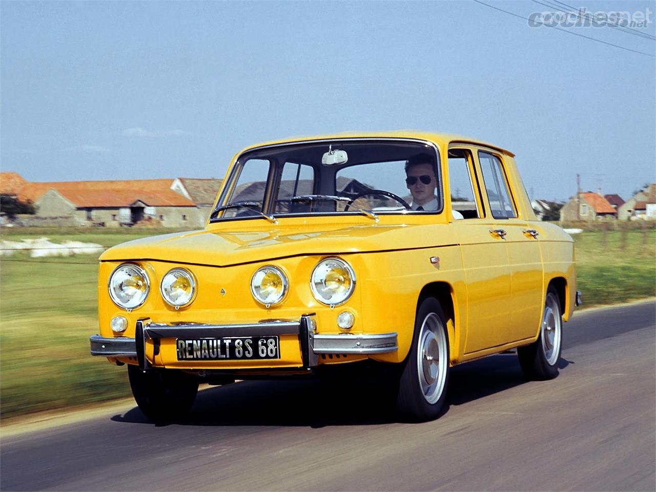 La versión Renault 8 S francesa se trasladó a España como TS. Tenía cuatro faros redondos y un motor más potente.