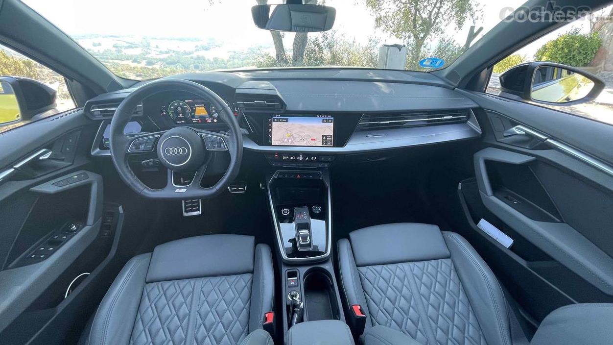 El salpicadero del  Audi A3 Sportback 45 TFSIe es el ya conocido en la gama A3, perfectamente acabado y con un diseño muy racional y funcional.