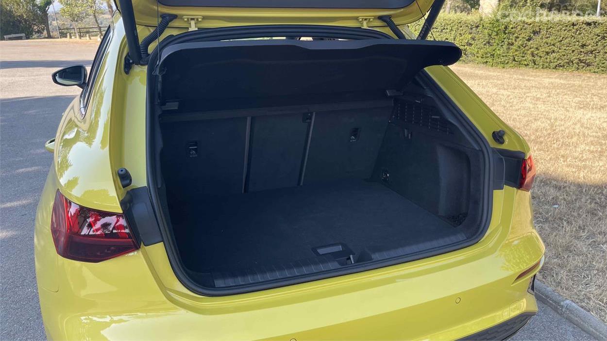 El Audi A3 Sportback 45 TFSIe tiene un maletero bastante pequeño, pero la boca de entrada es mejor que la del DS.