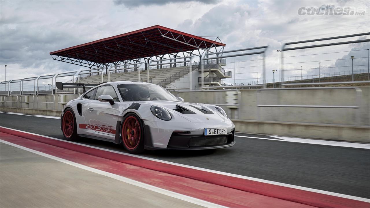 El nuevo Porsche 911 GT3 RS es una bestia homologada para el uso carretera y, sin embargo, destinada al uso en circuito.