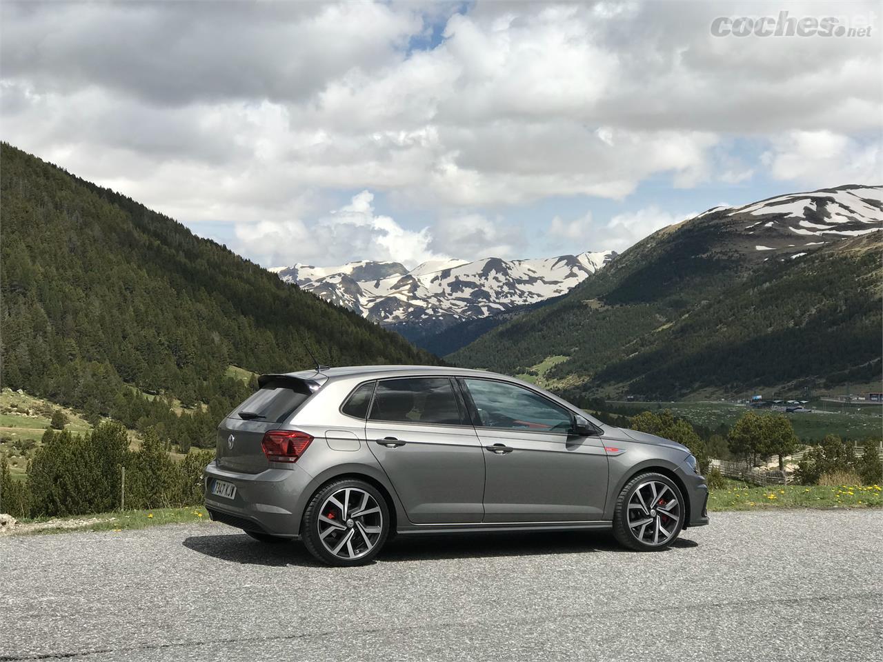 El Volkswagen Polo GTI de última generación es un GTI súper completo. Ahorrador y cómodo en el día a día, pero al mismo tiempo preciso y divertido en conducción deportiva.