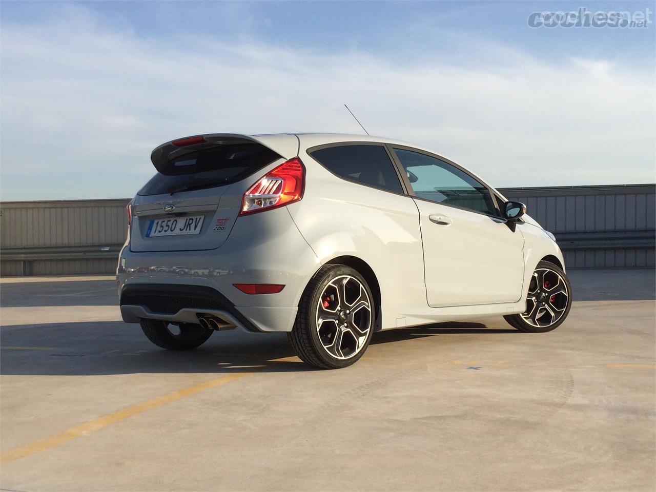 El Ford Fiesta ST200 es uno de los GTI modernos que mejor retiene aquella receta original de los primeros hothatch. Un chasis increíble y una potencia más que suficiente.