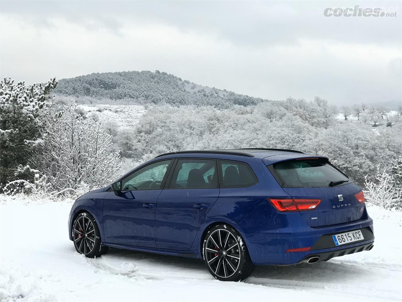 El SEAT León CUPRA ST 4Drive DSG7 es uno de los mejores familiares que existen. Deportivo como pocos, de mantenimiento económico y con un maletero gigante.