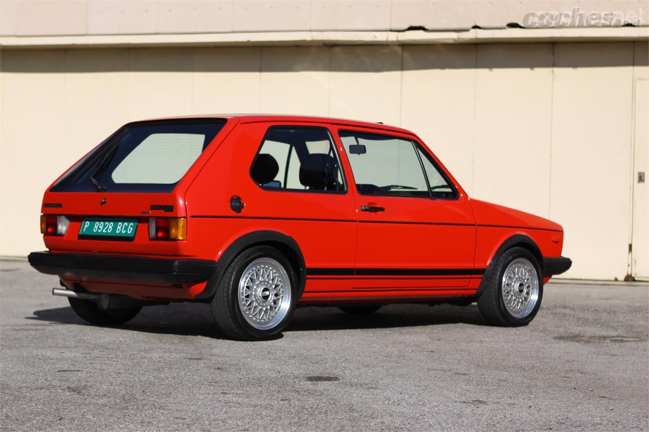 El primer GTI, el Volkswagen Golf GTI Mk1 de 1976. Estaba animado por un potente motor 1,6 litros inyección de 110 CV y apenas pesaba 810 kilos.