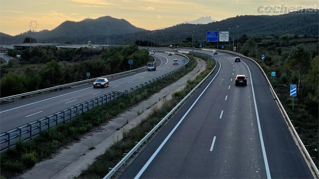 Si el agente de tráfico considera que estamos entorpeciendo la circulación de otros conductores, lo considerará infracción con multa de 200 euros. 