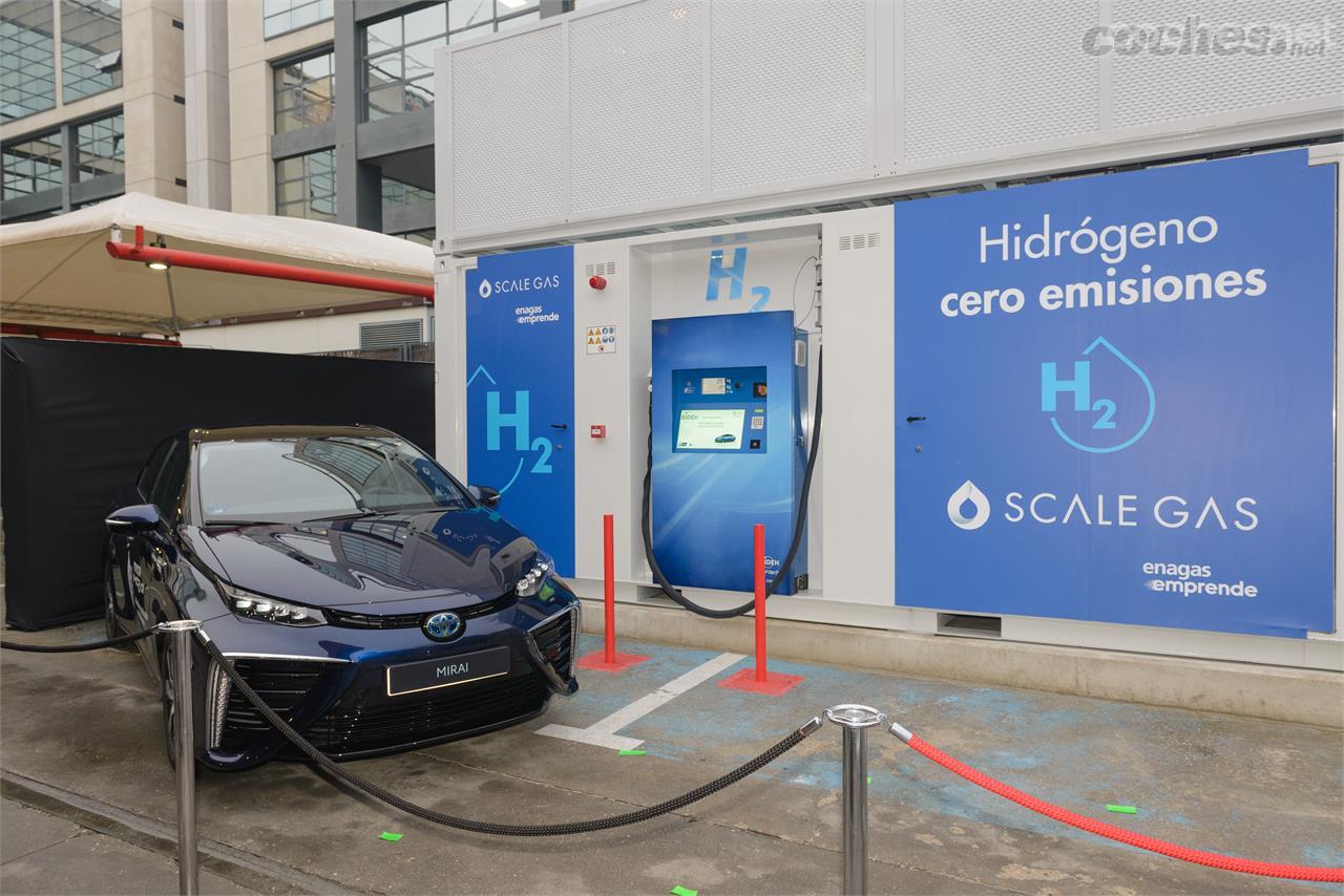 Toyota inauguró en enero de 2021, junto a sus socios estratégicos, la primera estación de repostaje de hidrógeno del país que carga a 700 bar/Mpa. En la EESS San Antonio (Madrid)