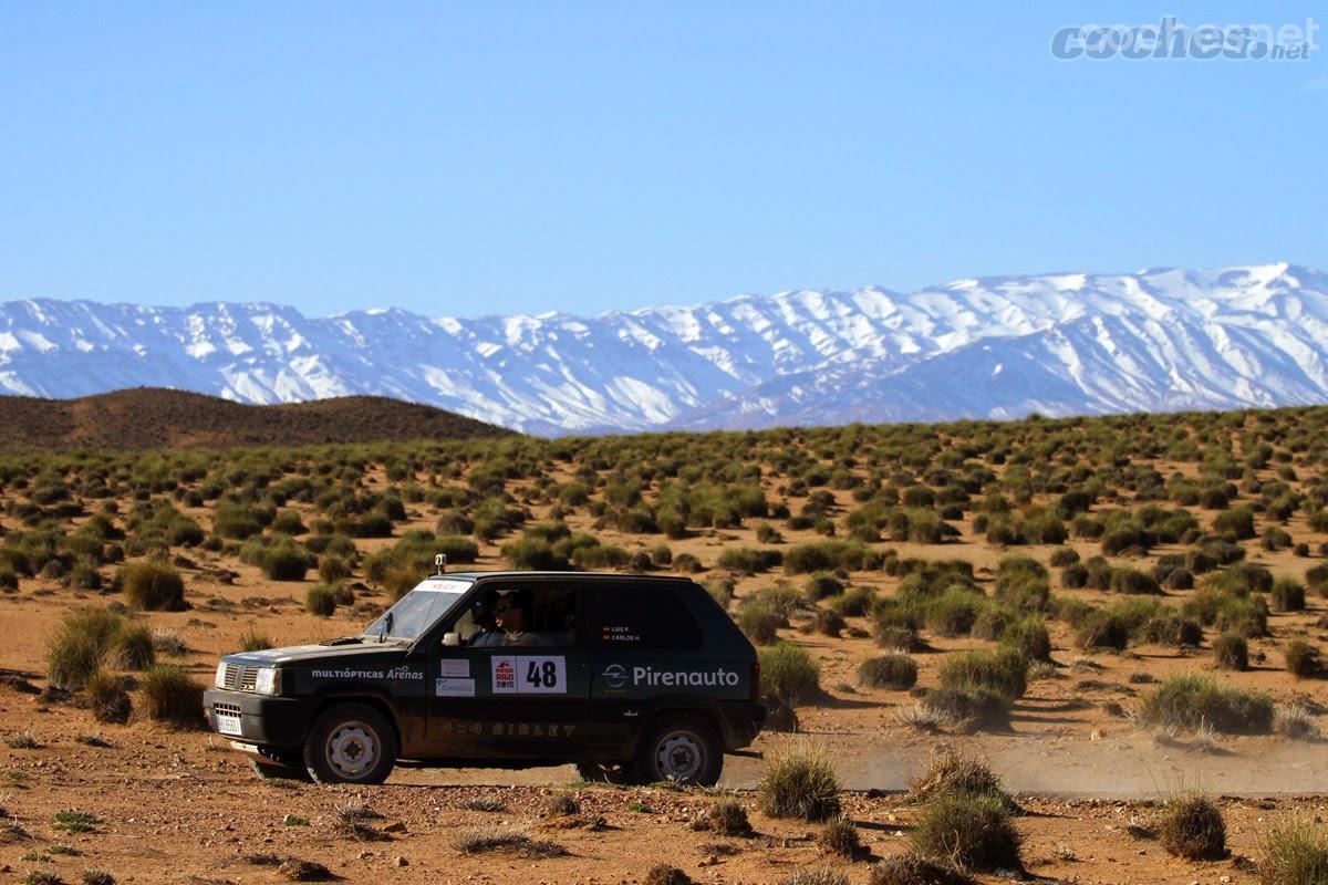 La de kilómetros que pueden hacerse con un Seat Panda recorriendo hamadas y atravesando puertos de montaña en Marruecos... El Panda Raid lo demuestra. 