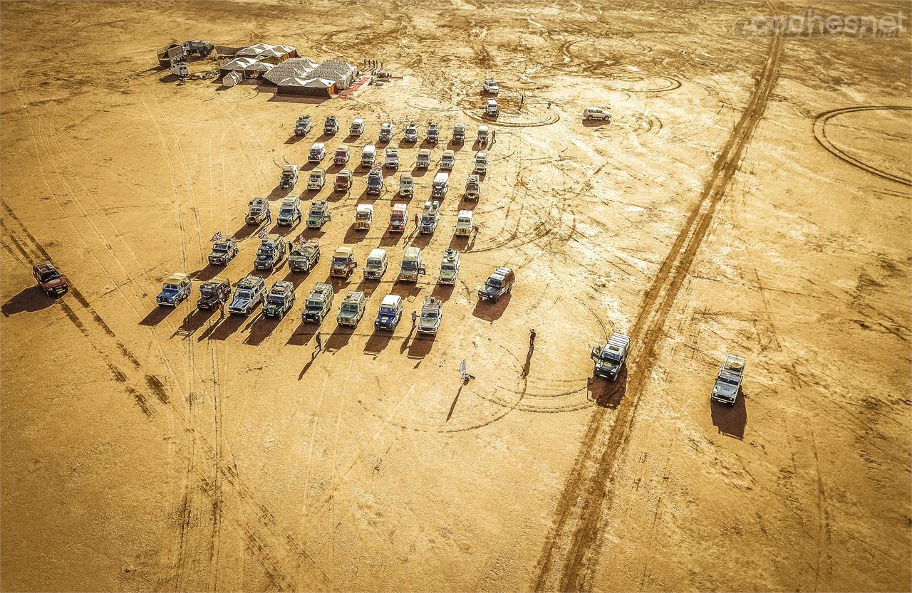 Los aficionados a los Land Rover de primeras series tienen una oportunidad única de disfrutar en familia una larga ruta por el desierto de Marruecos. Foto: Jota Alemán