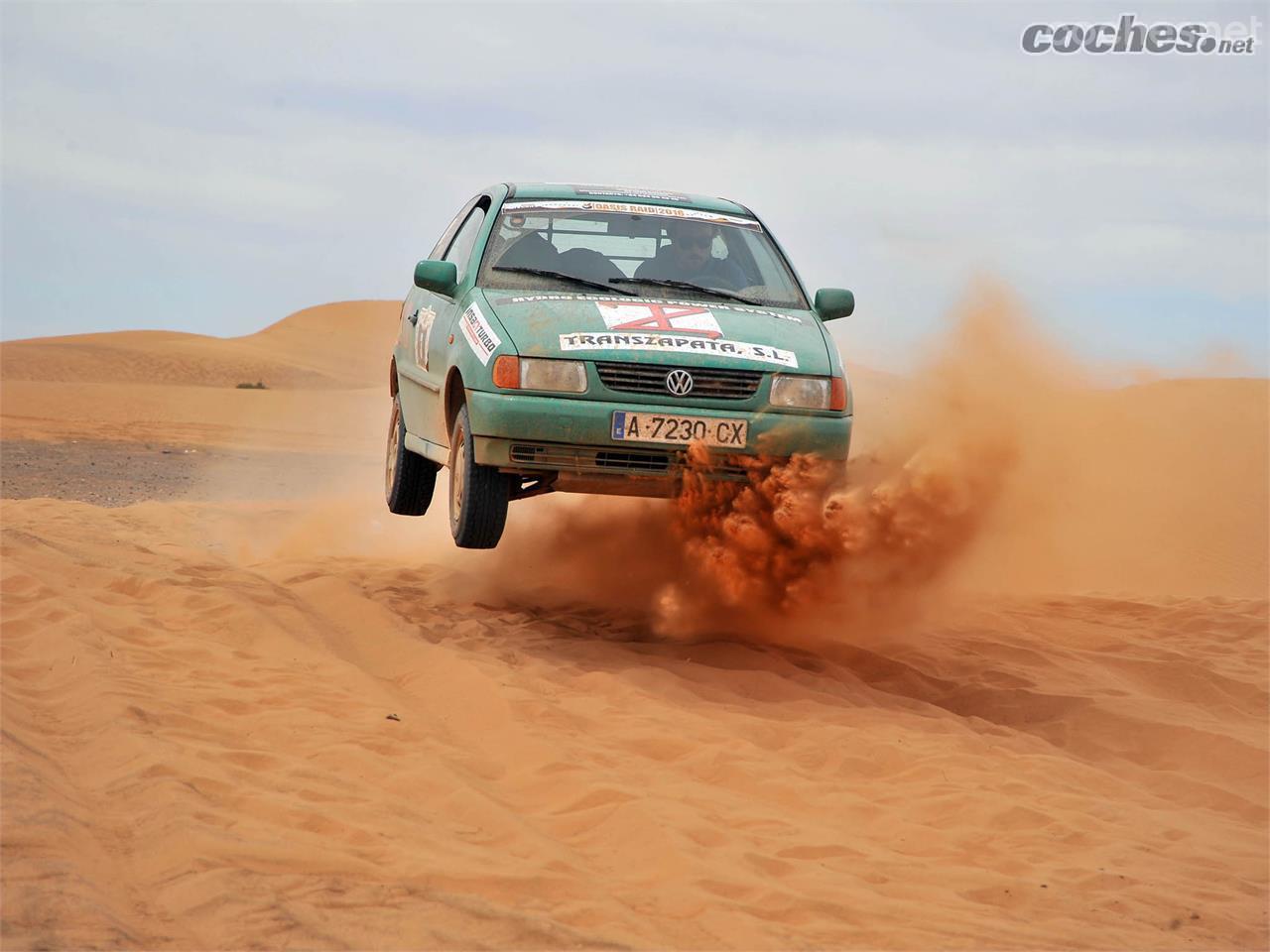 Las desérticas pistas marroquís permiten gozar de una conducción deportiva en TT, aún conduciendo un pequeño Volkswagen con tracción delantera. Foto: Miguel Angel Fernández