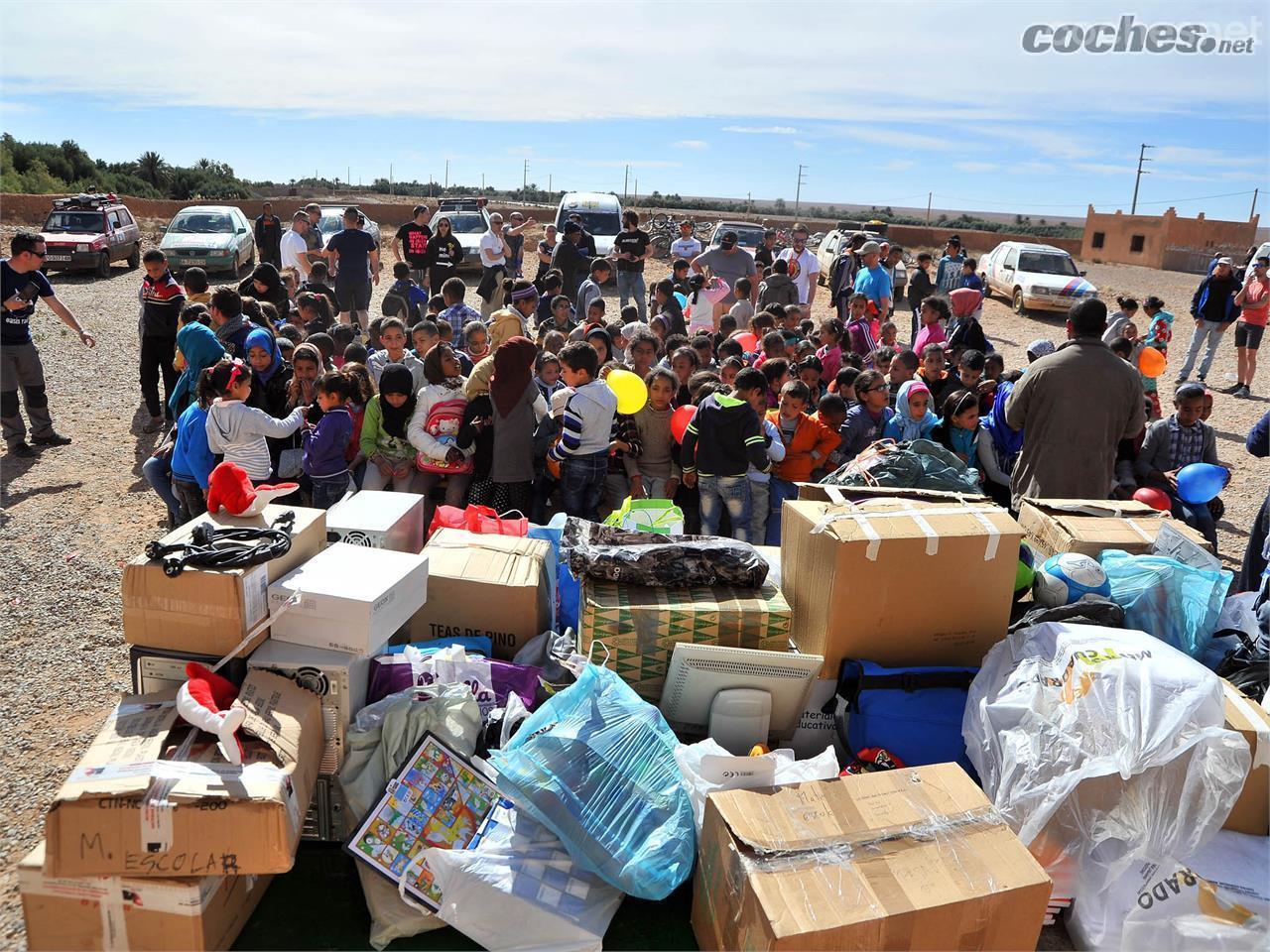 La mayoría de estos eventos tienen su lado solidario, y aprovechan el paso de la caravana para repartir bienes de interés para la población local. 