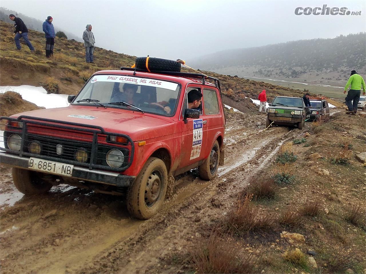 No todo es seco desierto. En el Rally Clásicos del Atlas el barro suele estar presente y obliga a desatascar algunos vehículos. Foto: Miguel Angel Fernández