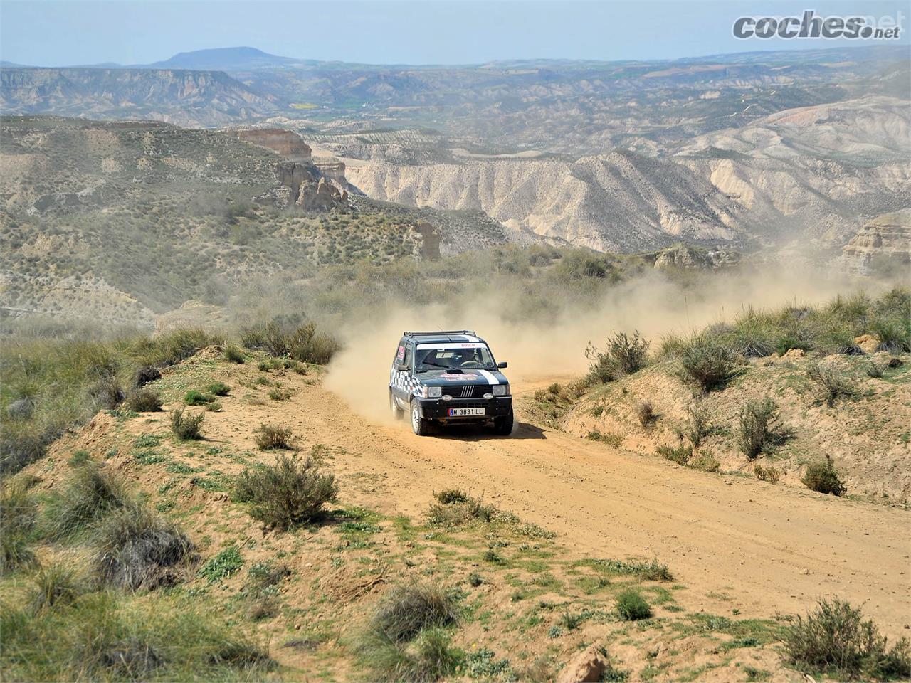 En España pueden encontrarse parajes desérticos impresionantes, como este que recorre un participante del Spain Classic Raid, ahora Iberian Classic Raid. Foto: Miguel Angel Fernández