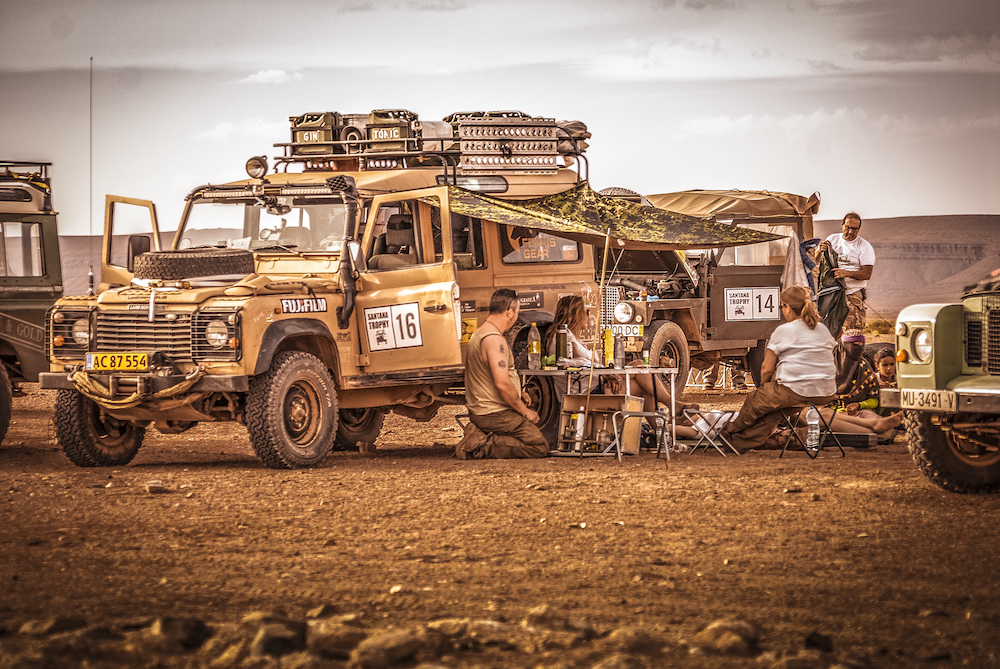 El Santana Trophy rinde homenaje a los clásicos de Land Rover, en pleno desierto. Foto: Jota Alemán. 