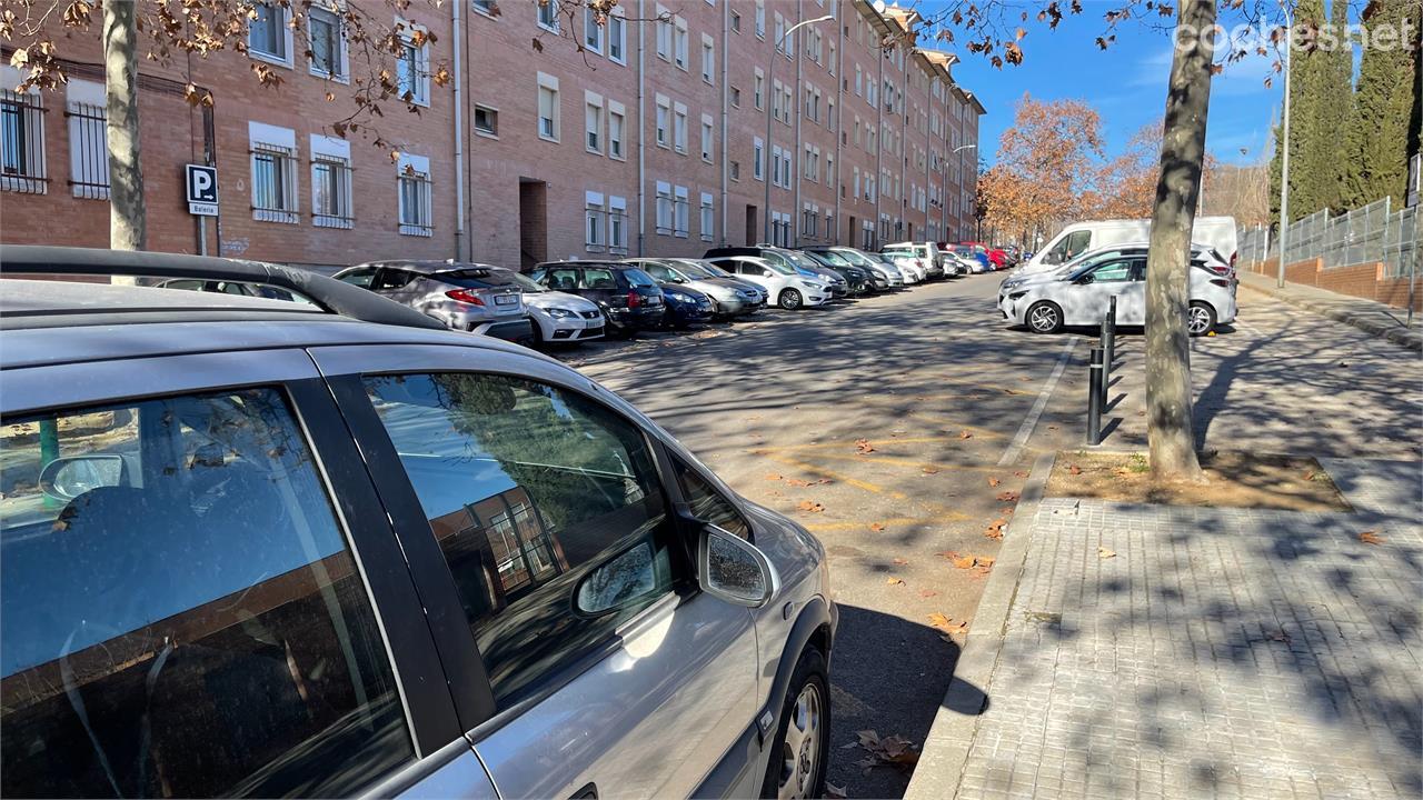 La gran cantidad de coches que duermen en la calle en las ciudades españolas plantea un problema añadido a la viabilidad de la electrificación completa del parque.