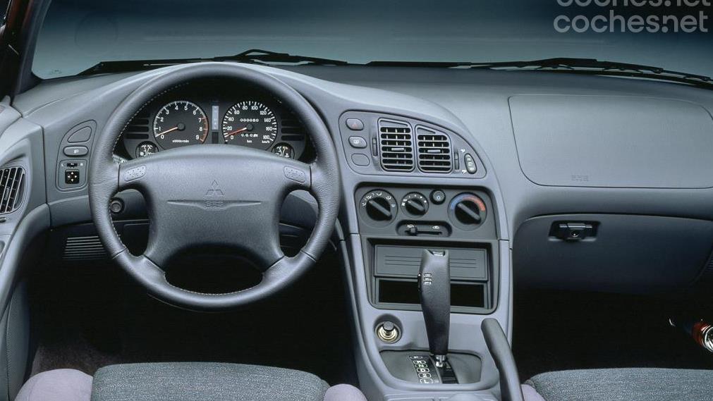 El salpicadero del Mitsubishi Eclipse es espectacular. Se sigue viendo actual a pesar del paso de los años. 