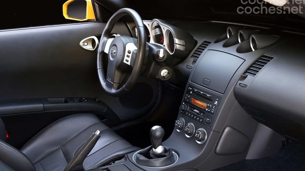 El interior del Nissan 350Z se caracteriza por las formas circulares y, evidentemente, deportivas de los elementos de su salpicadero. 