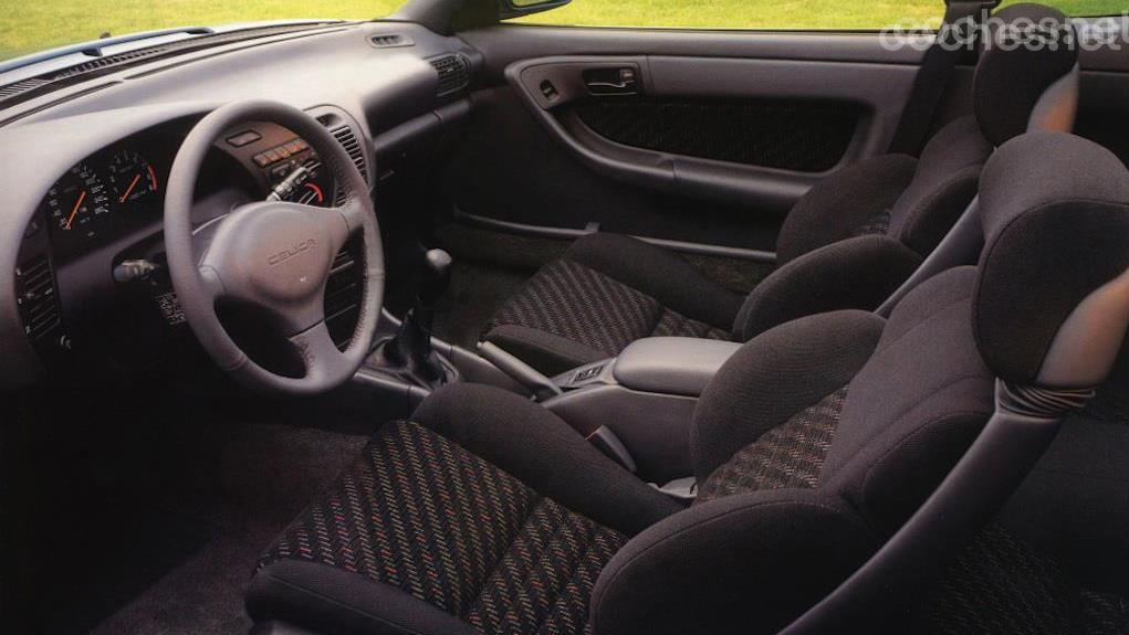 Con un estilo muy similar al de sus competidores, el Mazda RX-8 ofrece un interior muy bien acabado y diseñado. 