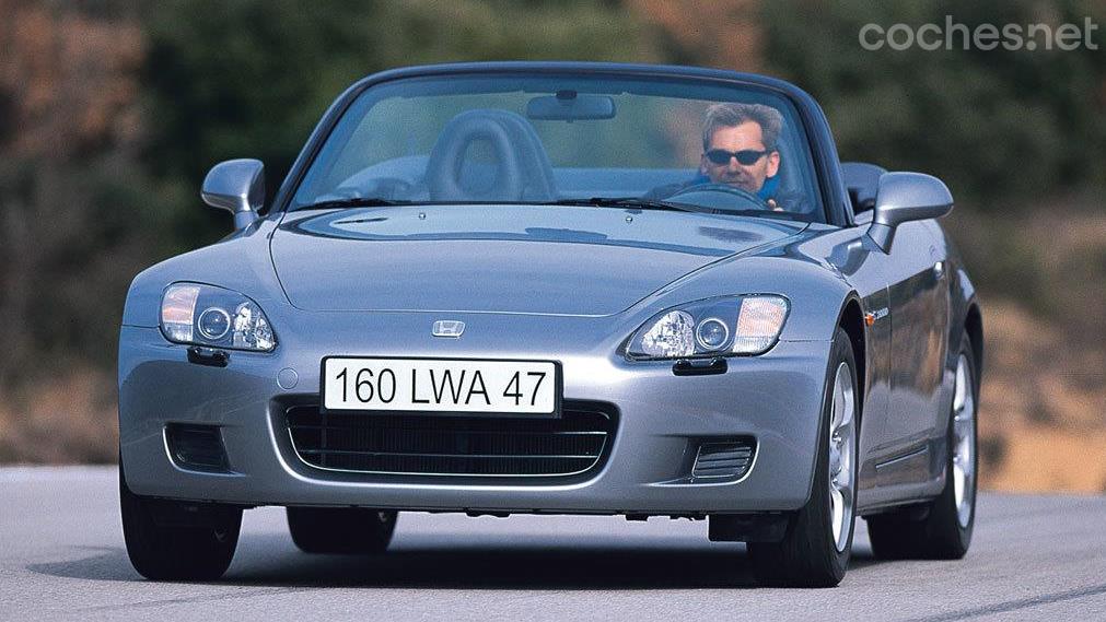 El Honda S2000 es otro de los deportivos japoneses que ya se ha convertido en un joven futuro clásico muy valorado. Su precio se ha disparado en los últimos años. 