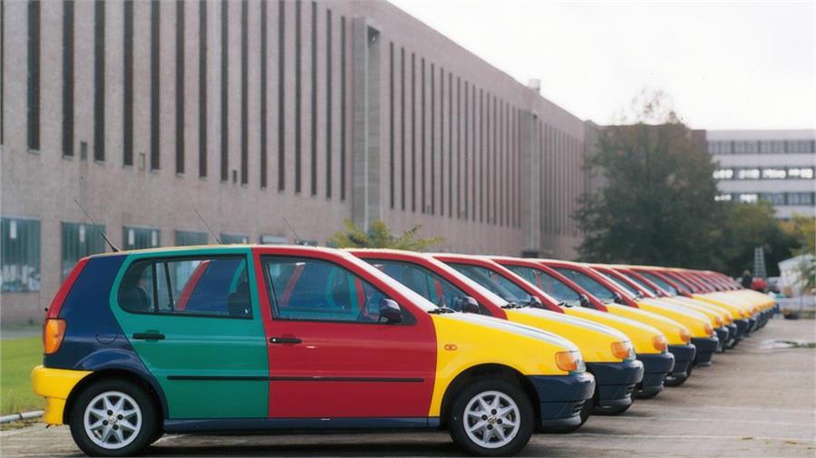 Los primeros 20 Volkswagen Polo Harlekin, unos pre serie hoy conocidos como Ur-Harlekin, tenían los intermitentes naranjas y el techo de distinto color que el pilar "C".