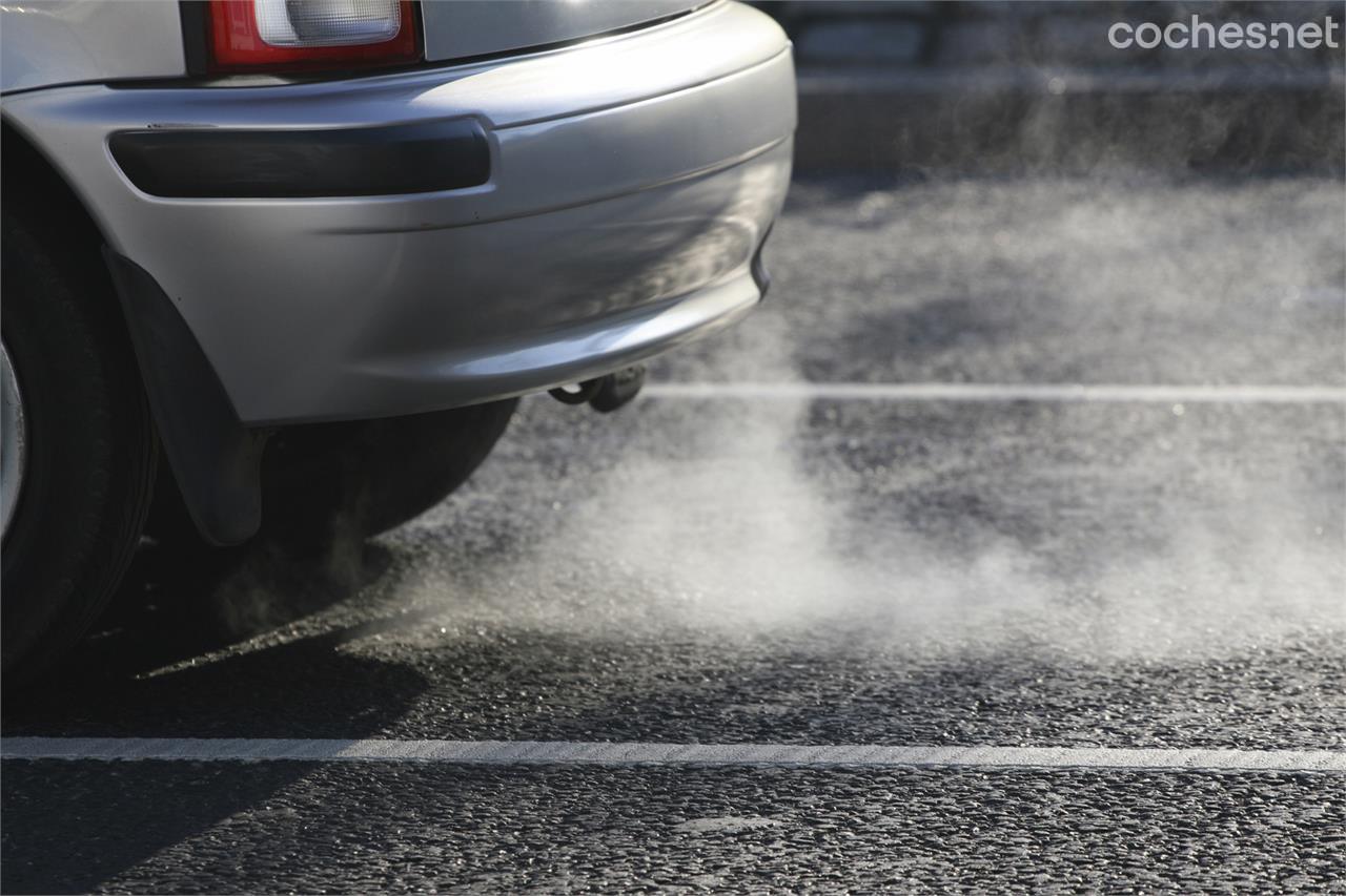 La UE limita las emisiones de CO2 globales de los fabricantes y las del resto de contaminantes en cada vehículo vendido.