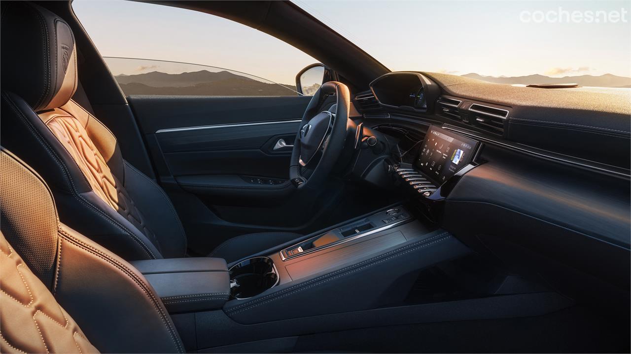 El principal cambio en el interior del nuevo Peugeot 508 es la presencia de la pequeña palanca para el cambio heredada de sus hermanos más recientes.