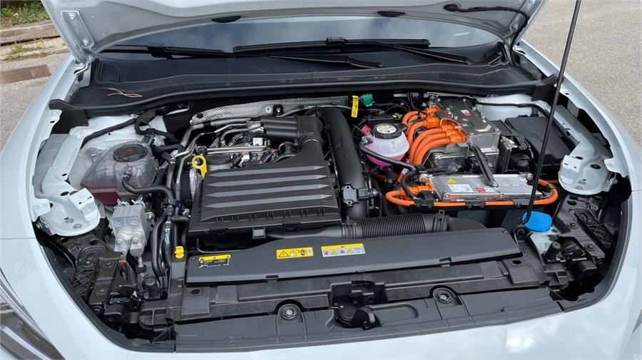 El motor del Seat León híbrido enchufable es un gasolina 1.4 que se acompaña de un motor eléctrico  y una batería de 13,2 kWh.