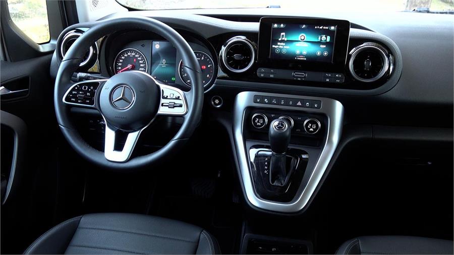 El interior del Mercedes-Benz Clase T no está tan digitalizado, pero tiene un diseño más complejo y agradable a la vista y el tacto. 