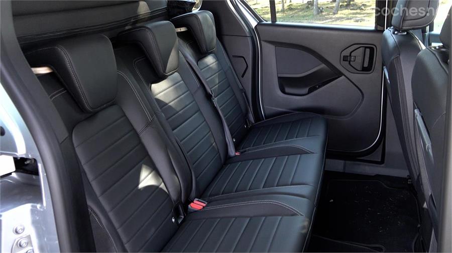 Las plazas traseras del Mercedes-Benz Clase T son cómodas y cuentan con ventanillas eléctricas. 