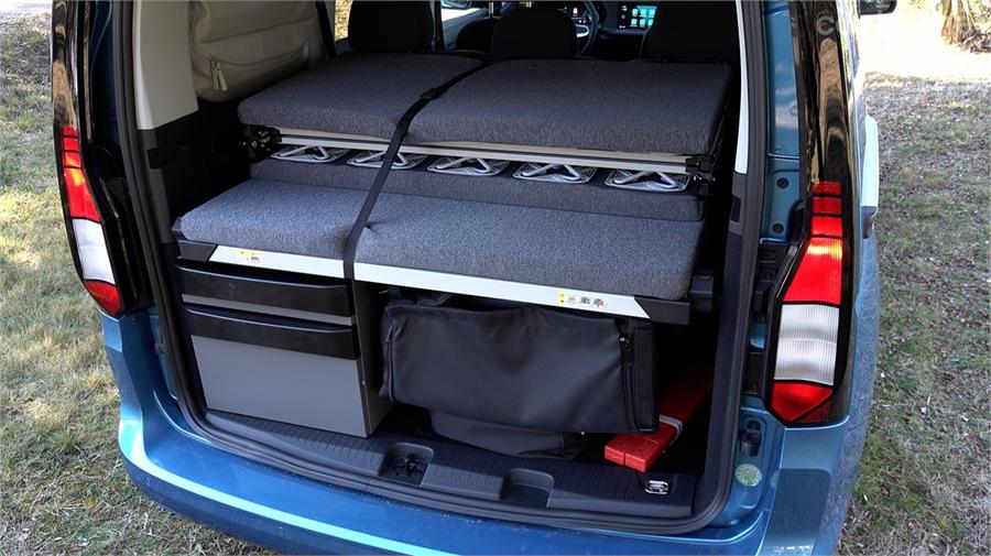 En el Volkswagen Caddy California se incluye un fogón, cajones para cubierto, fregadero s y una mesita y sillas, todo recogido. 