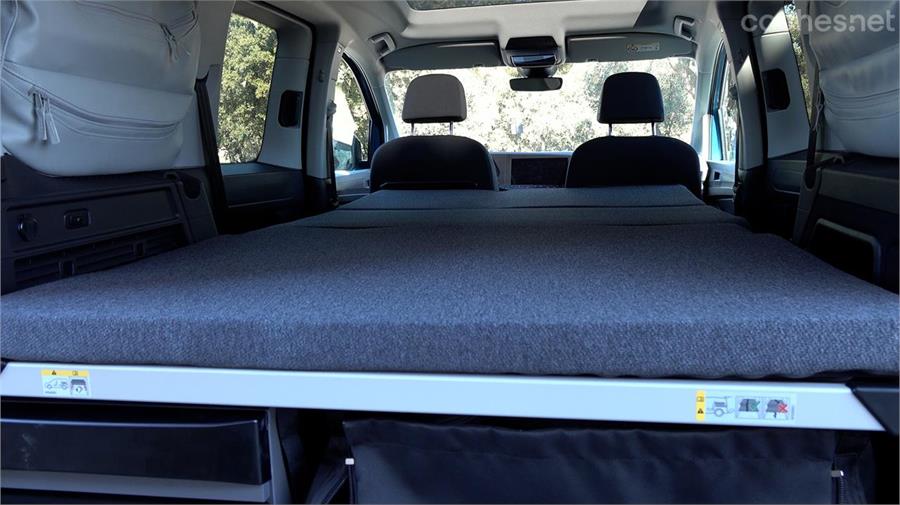 Las dimensiones de la cama del Volkswagen Caddy California son mejores que las del Mercedes-Benz Clase T.