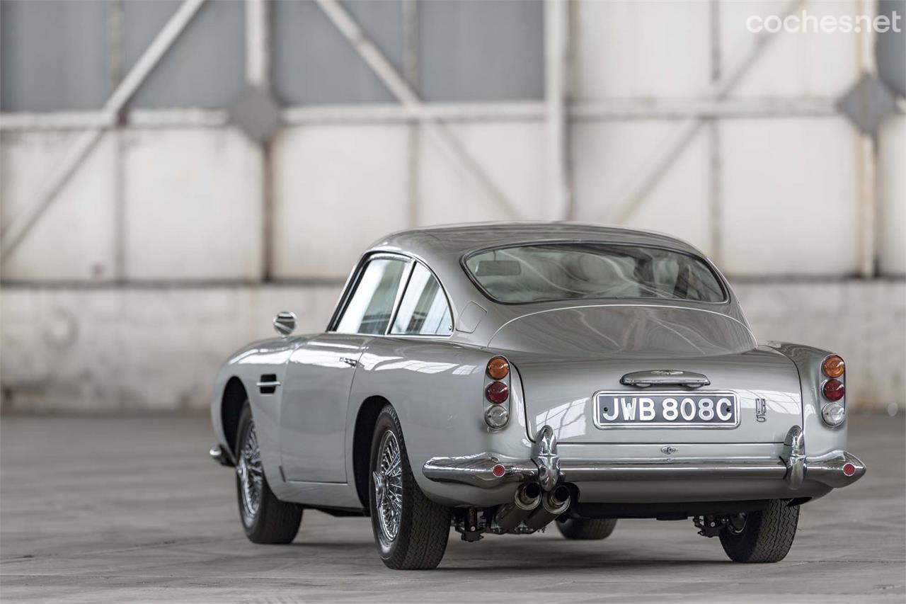 Mientras que el frontal del DB5 destaca por sus faros carenados, la trasera es casi idéntica a la del DB4.