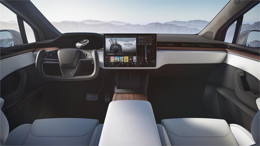 El salpicadero del Model X es espectacular, marcado por su volante cuadrado y gran pantalla digital central. 