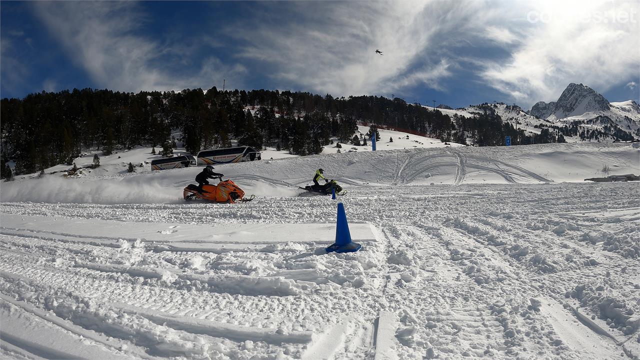 Ricky y su moto de nieve con Turbo ganaron por muy poco al Sr.A. 